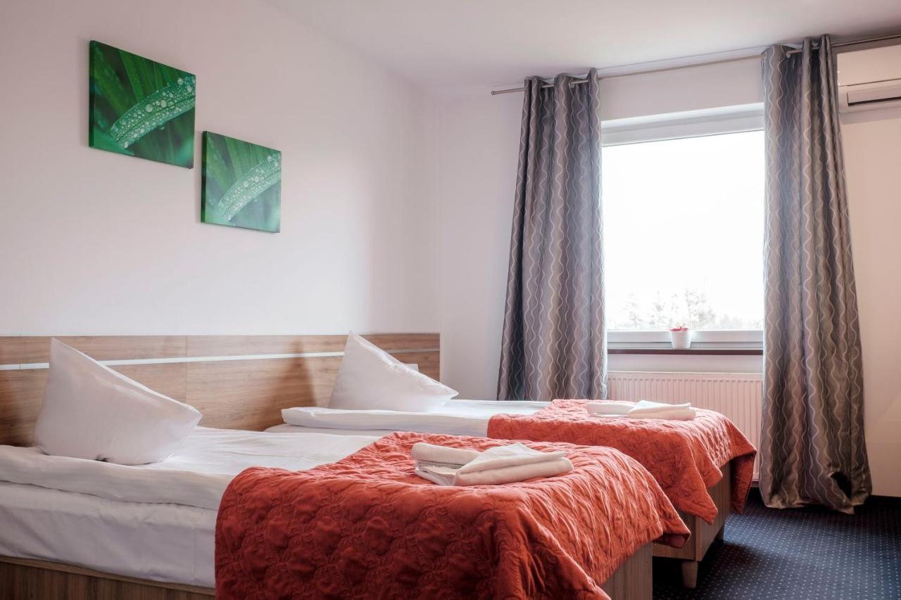 Hotel Eden Rzgow Bagian luar foto