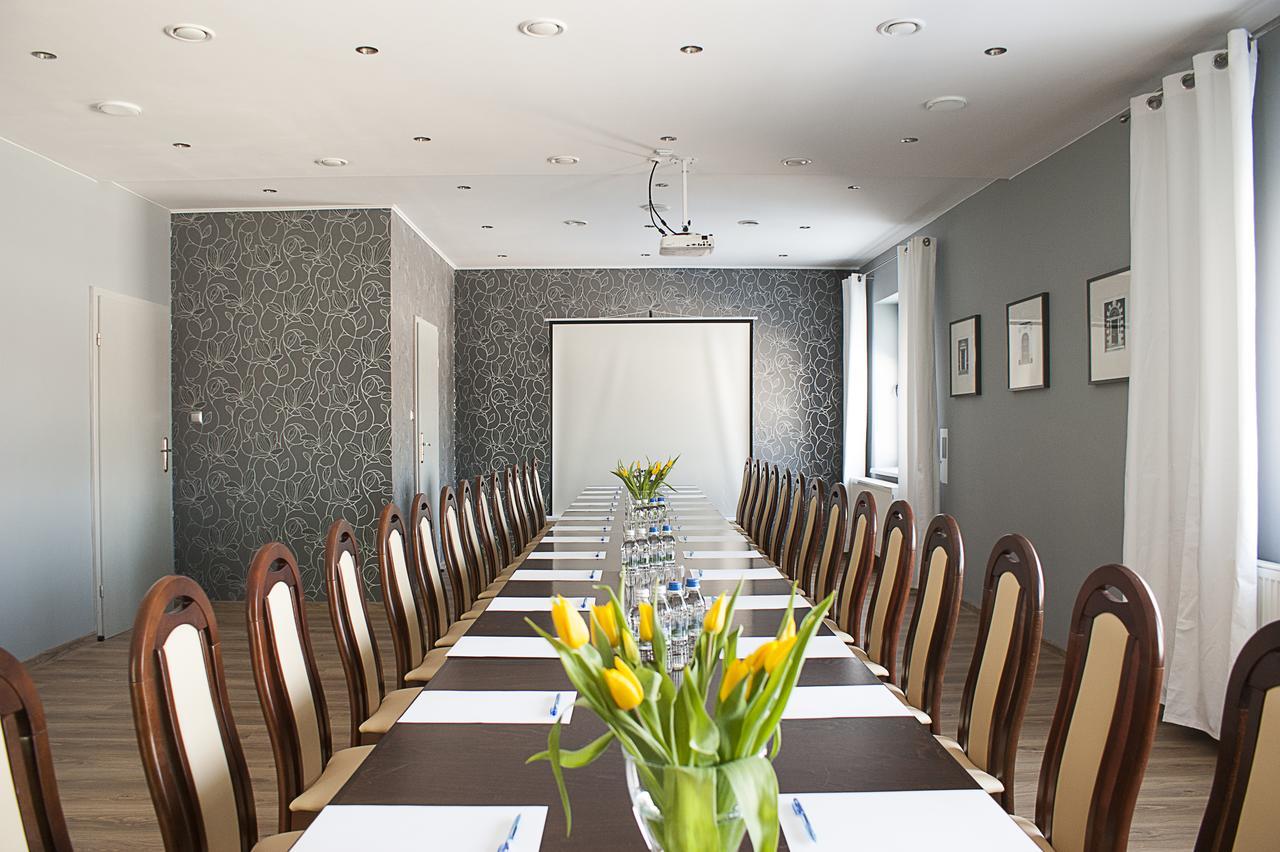 Hotel Eden Rzgow Bagian luar foto
