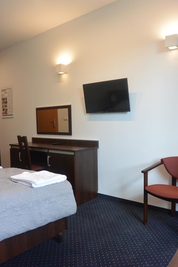 Hotel Eden Rzgow Bagian luar foto